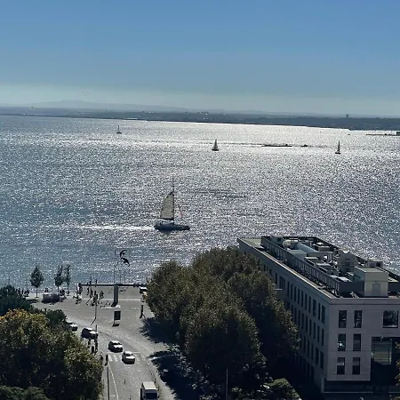 Chiado River View Deluxe Apartment *